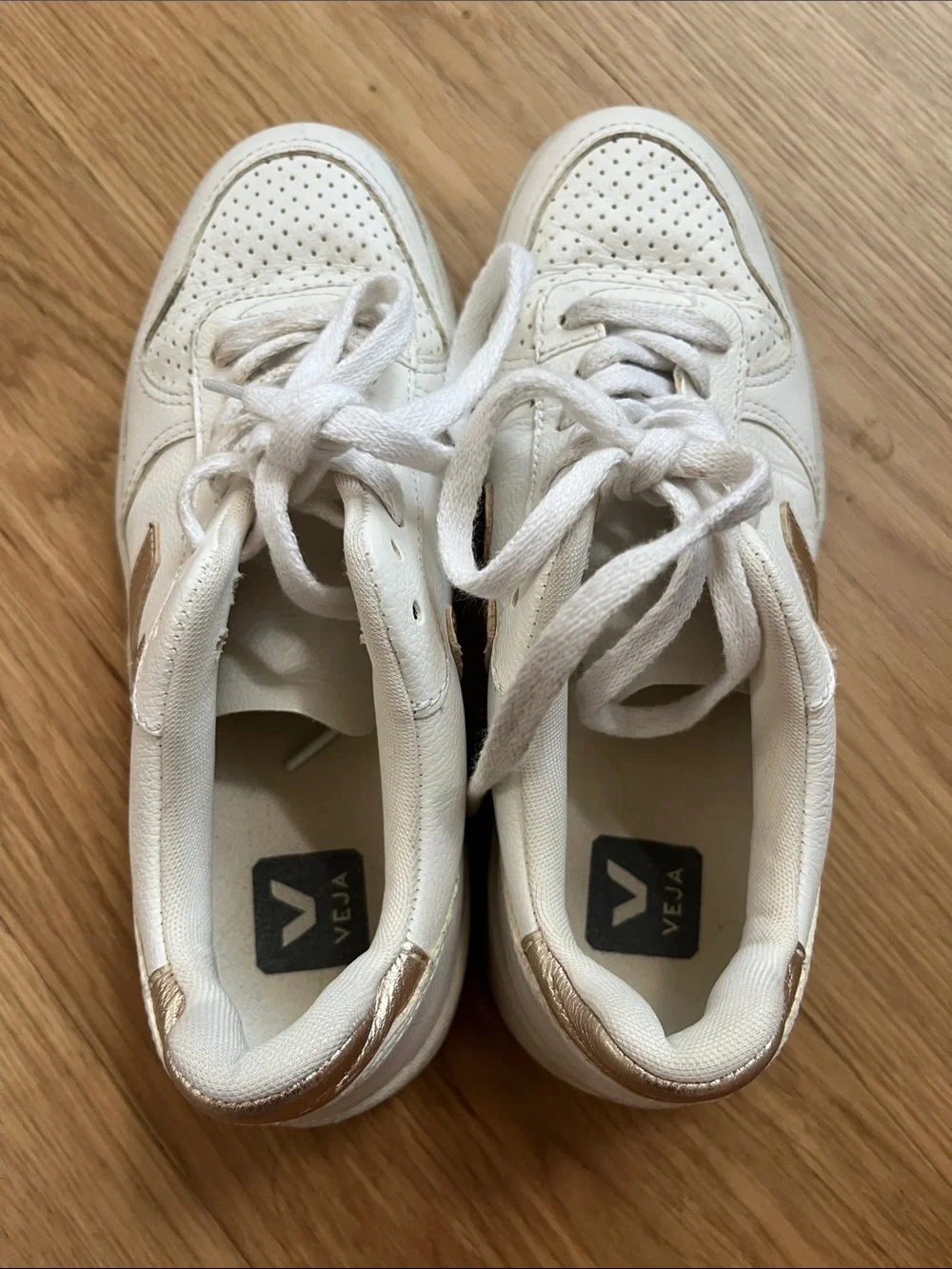 Veja founded paris